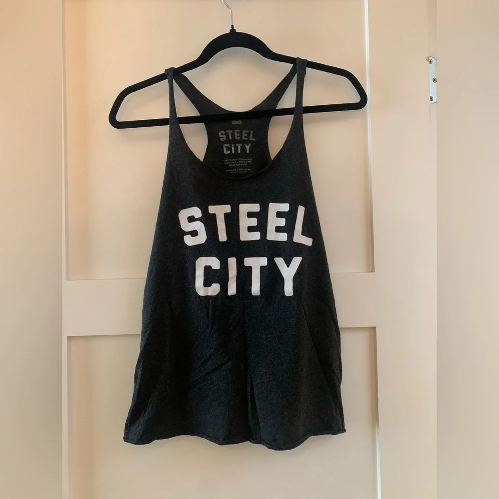 ASSORTMENT OF WORKOUT TANKS - 6 CROSSFIT TANKS - Picture 7 of 7